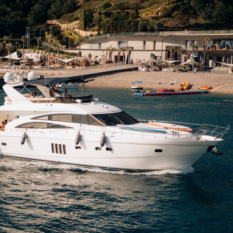 Прогулки на яхтах в закате